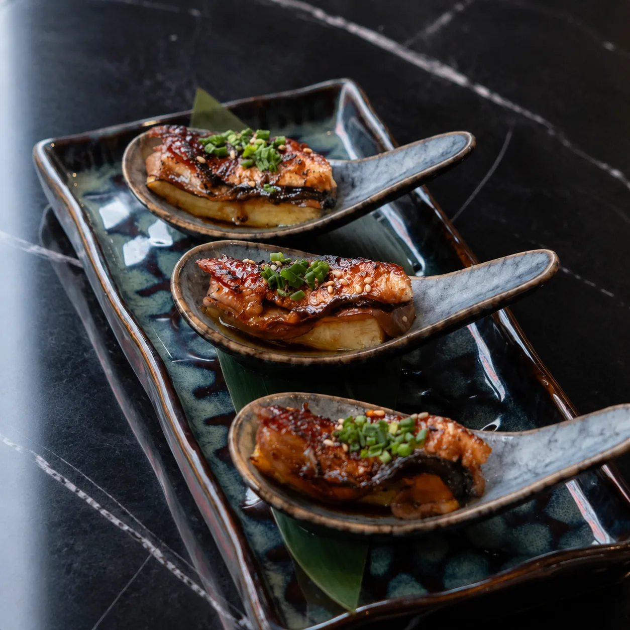 Trio de bouchées YORU sur cuillères