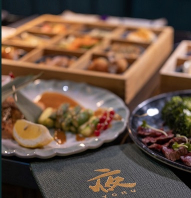 Bento YORU avec serviette signée — détail signature