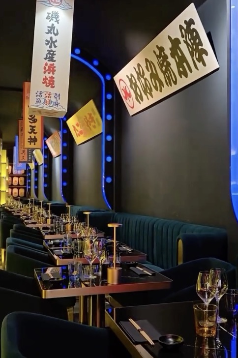 Salle YORU — néons japonais et plaques de marché