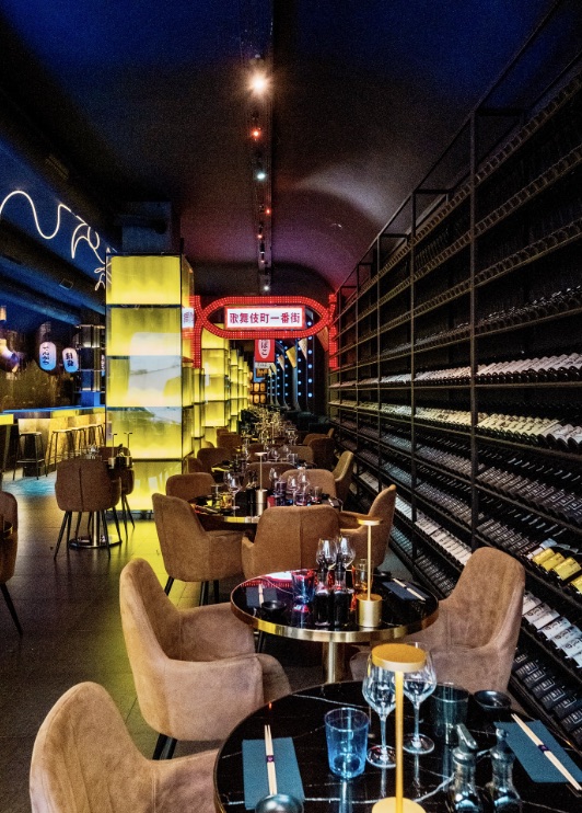 Salle YORU Montparnasse — cave à vins et néons japonais